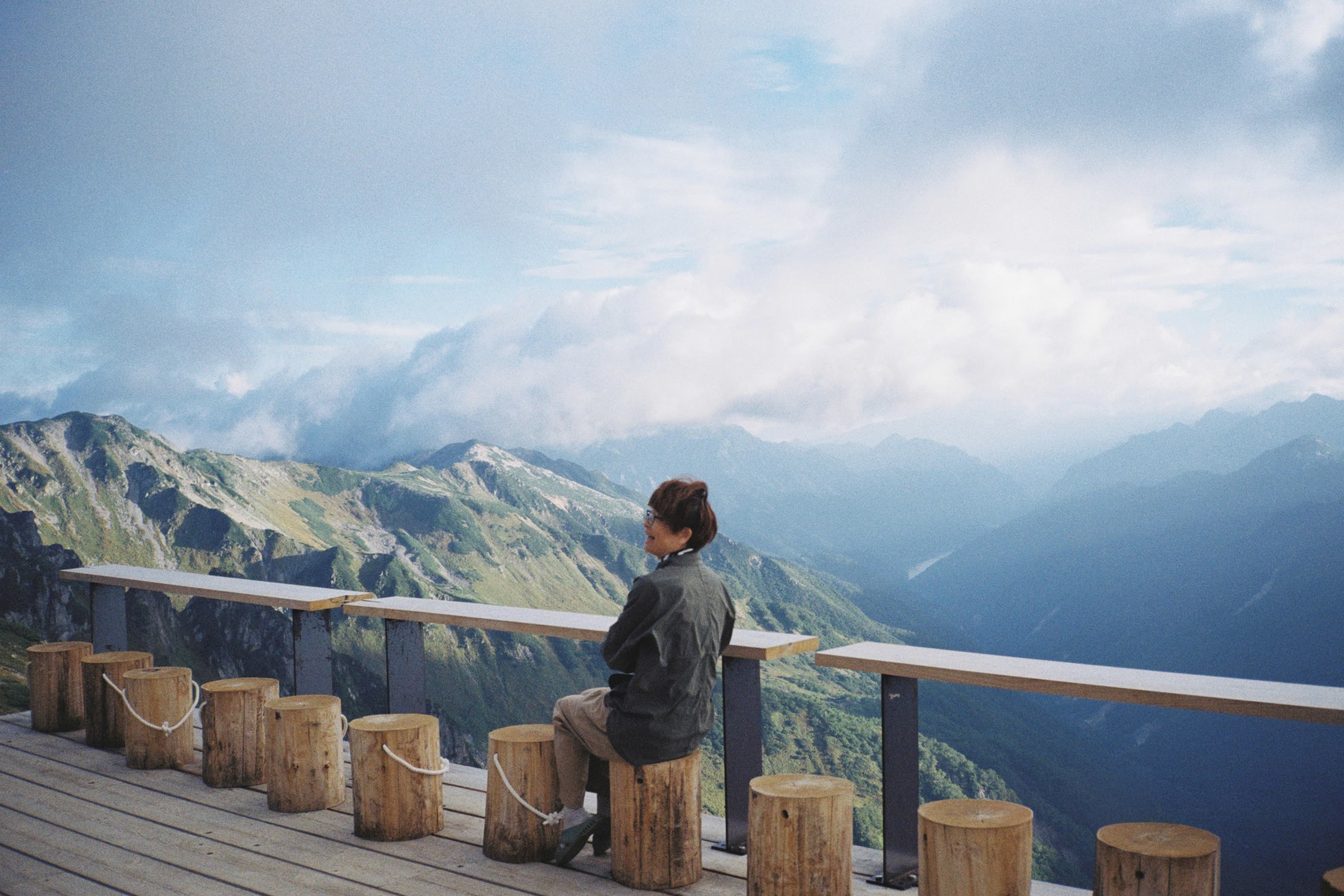 水晶小屋のテラスから北アルプスを望む