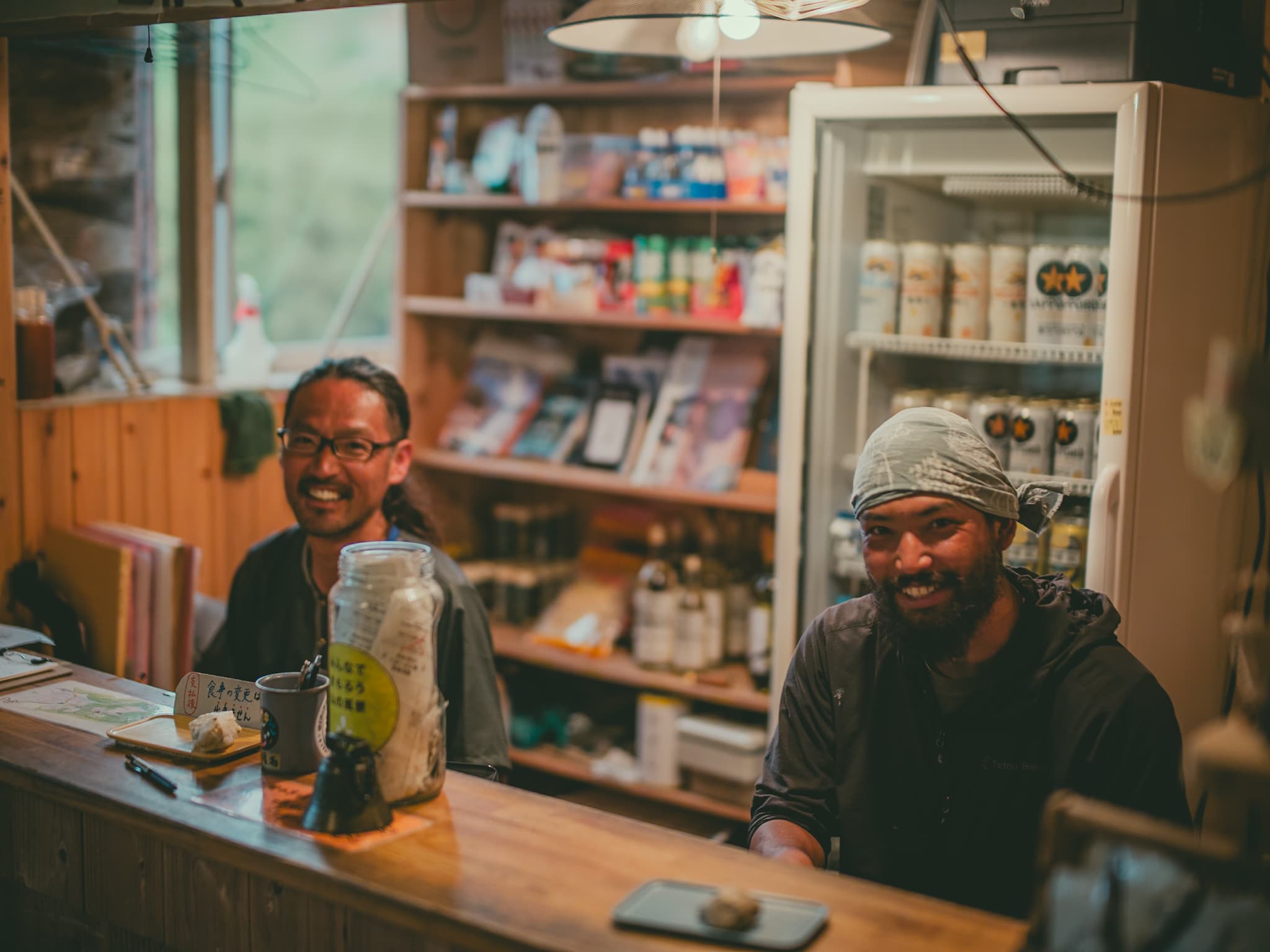 受付での笑顔のスタッフ