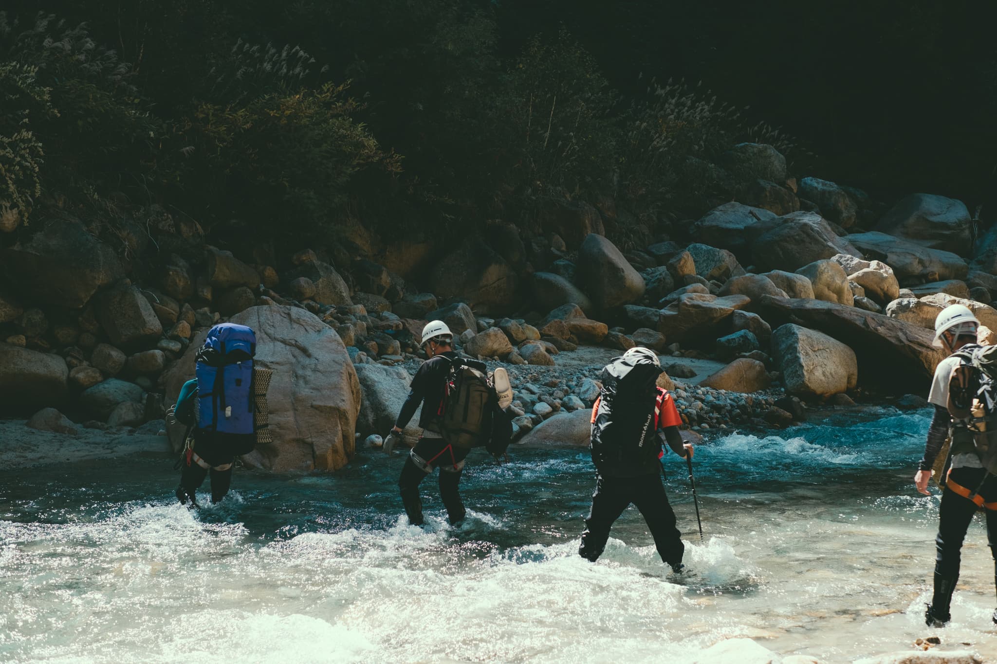伊藤新道の風景 - エメラルドグリーンの渓流と岩々