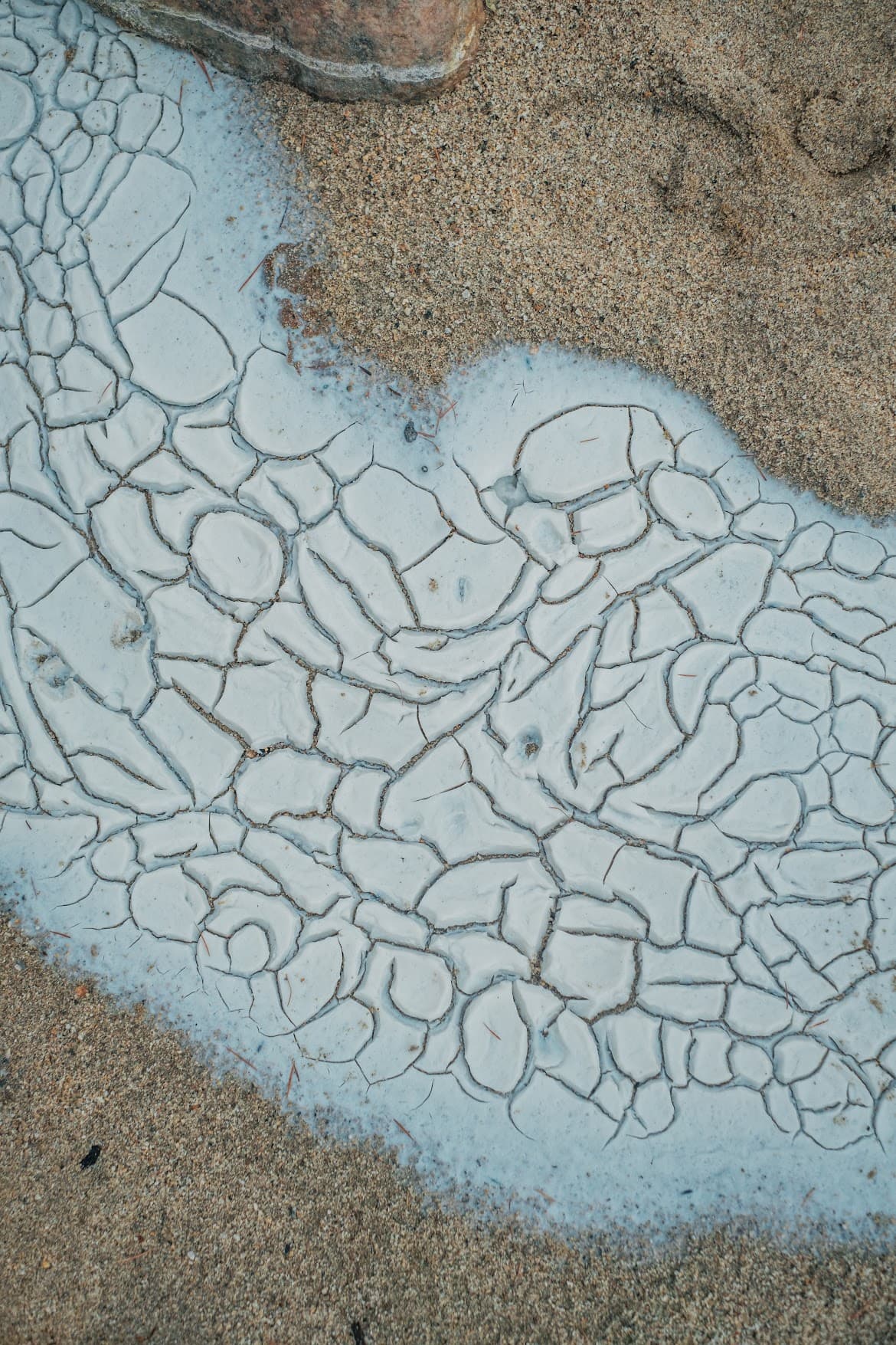 湯俣川の鉱物堆積と地質模様