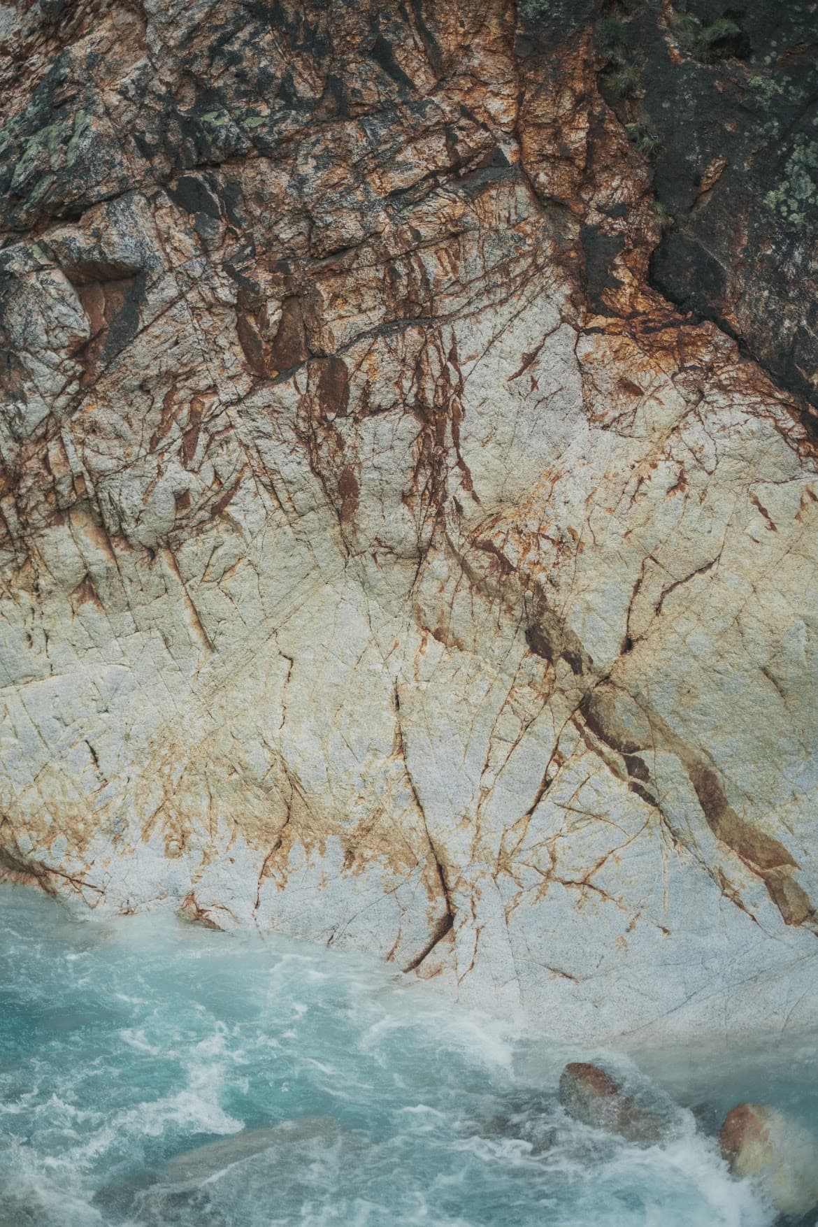 湯俣川の岩肌と渓谷のテクスチャ