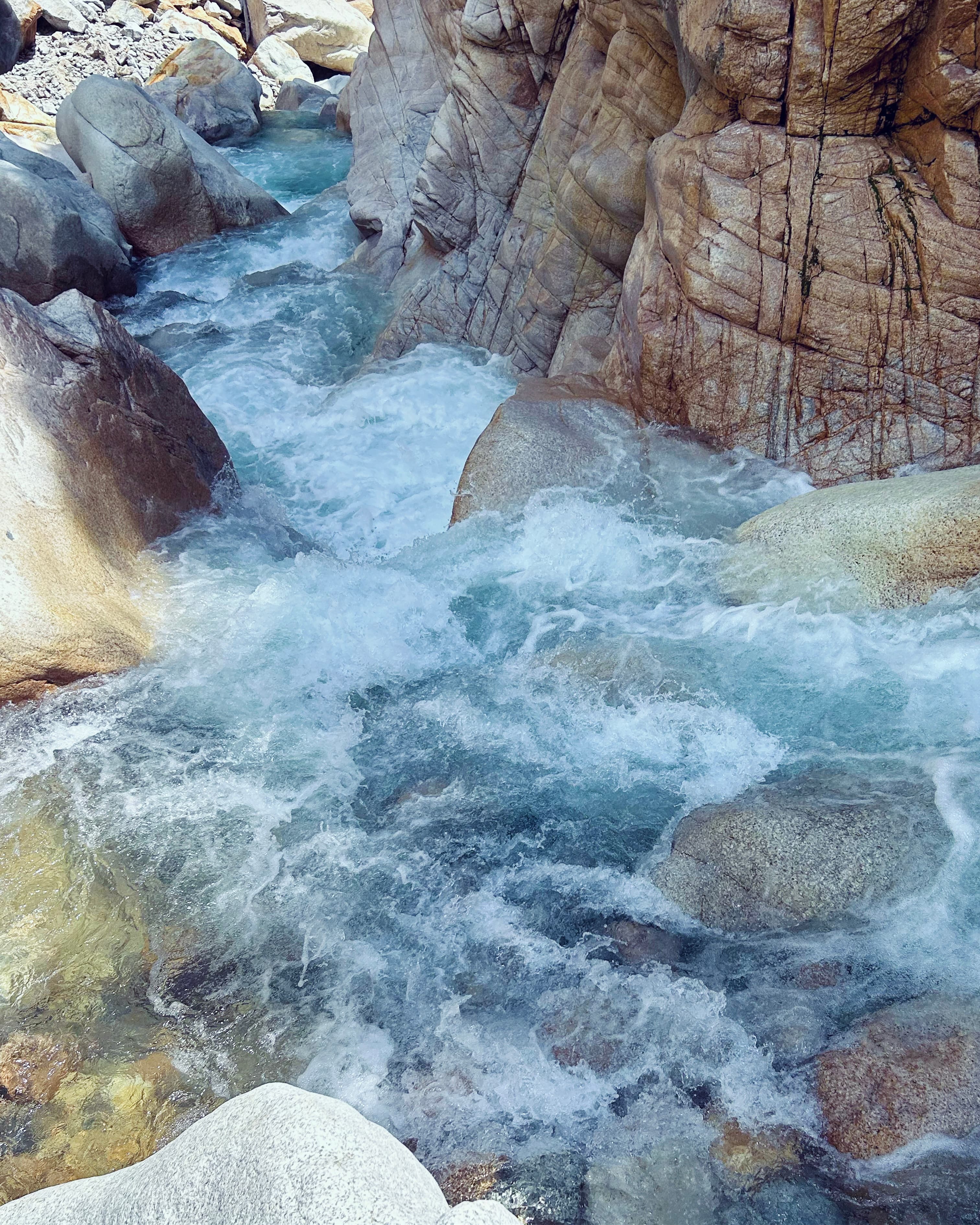 エメラルドグリーンに輝く湯俣川の渓流