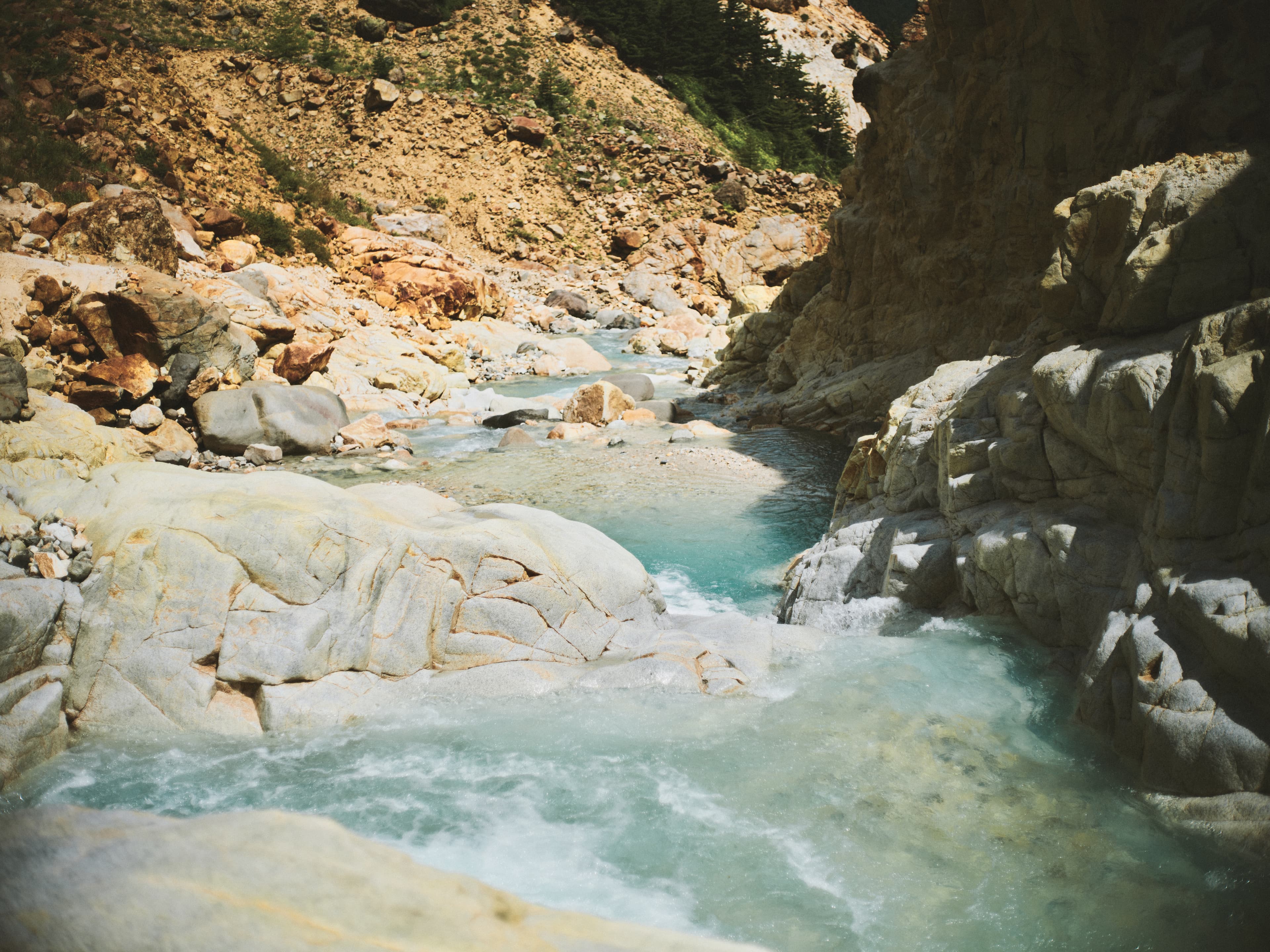湯俣川の清流と岩場